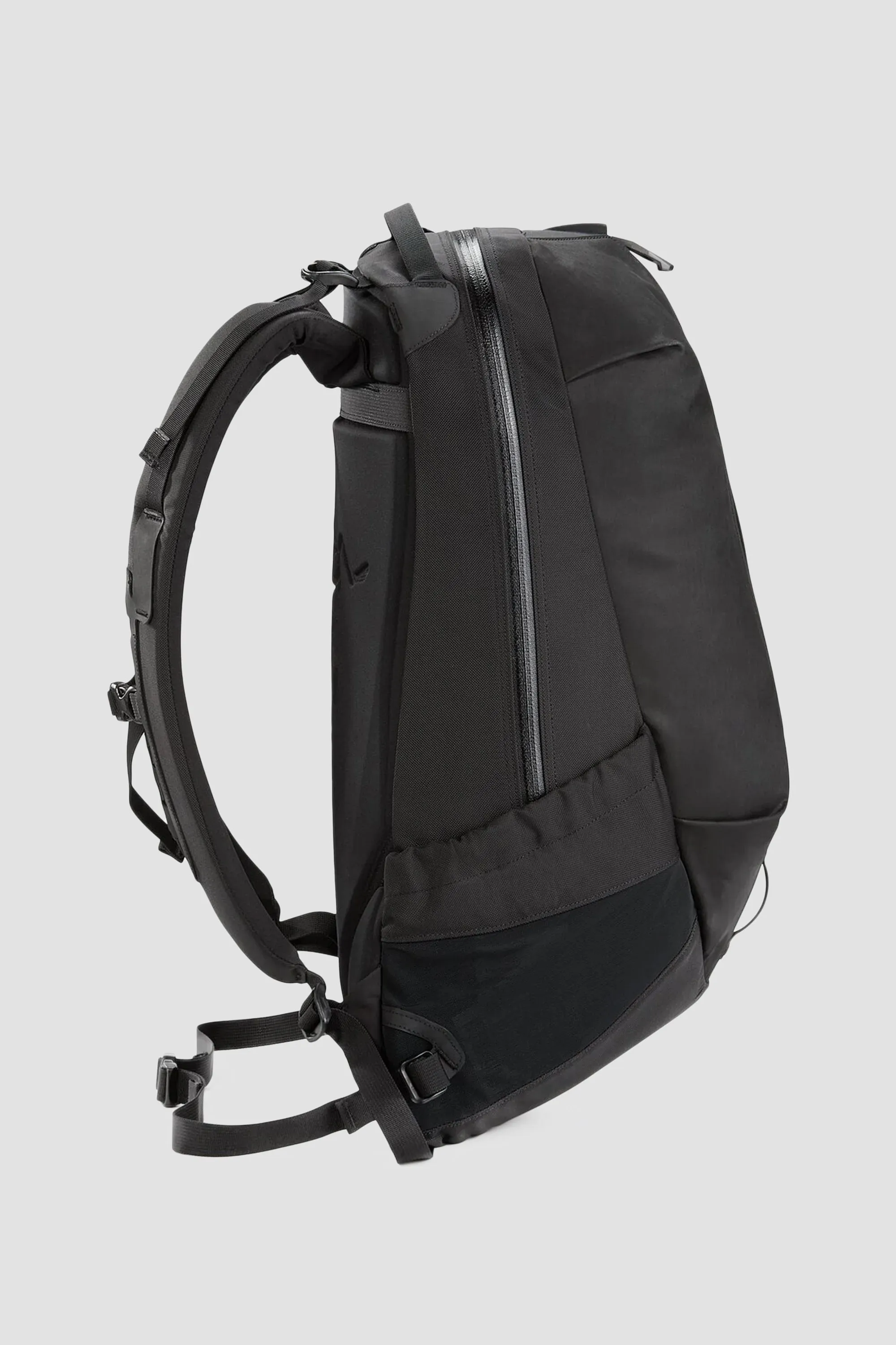 Arc'teryx Arro 22 Backpack in 24K Black