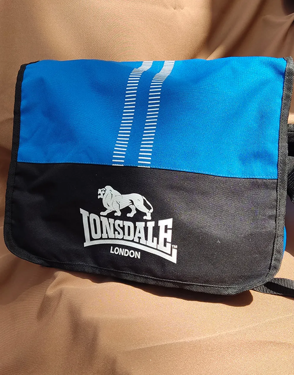 Lonsdale Messenger Bag in Blue