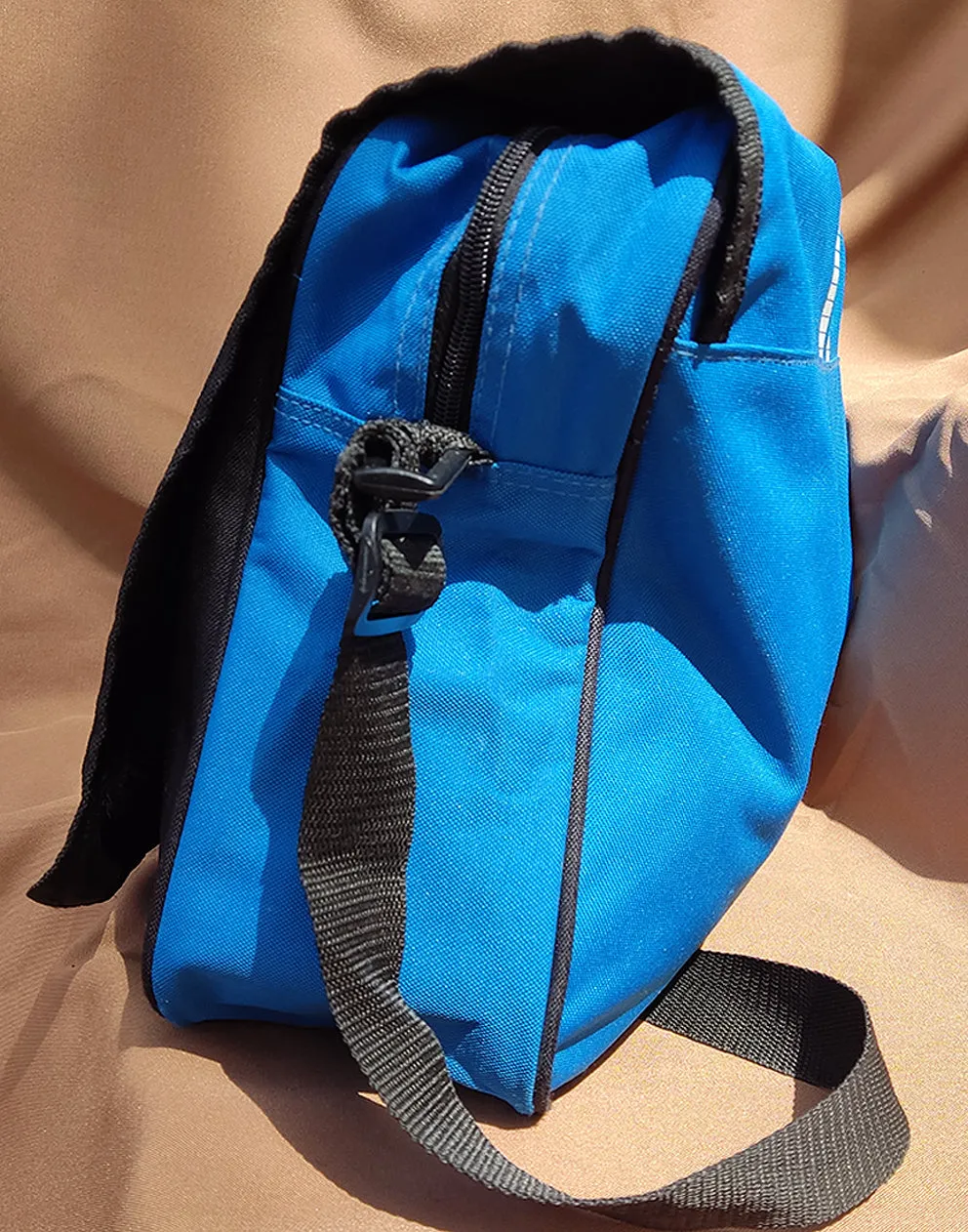 Lonsdale Messenger Bag in Blue