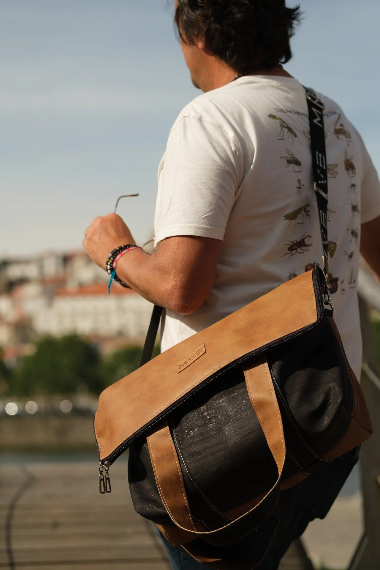 The Versa Flop Cork Vegan Messenger Bag | Black & Camel